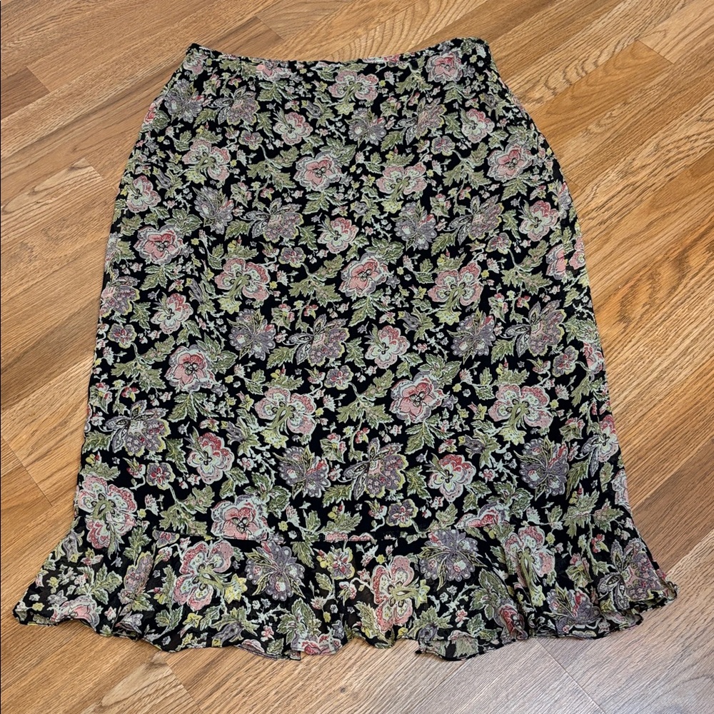 Vintage 1980/1990’s Putumayo elegant black and olive green floral skirt. Size L.